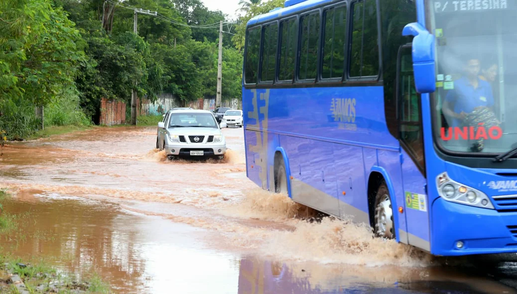 Carros passam com dificuldades pelo local