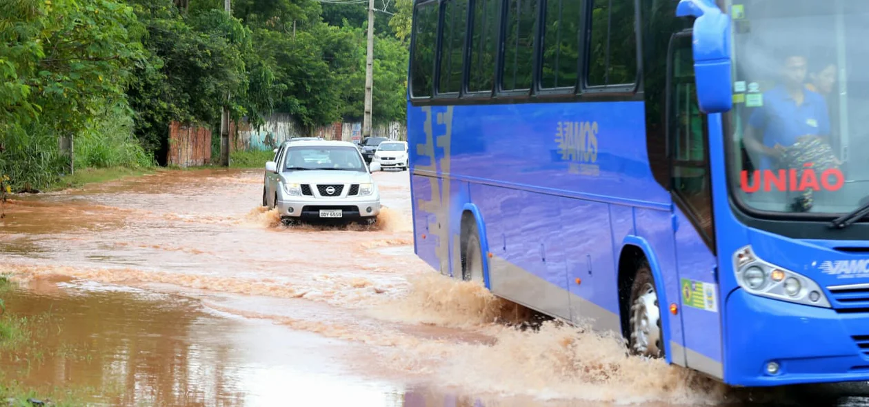 Carros passam com dificuldades pelo local