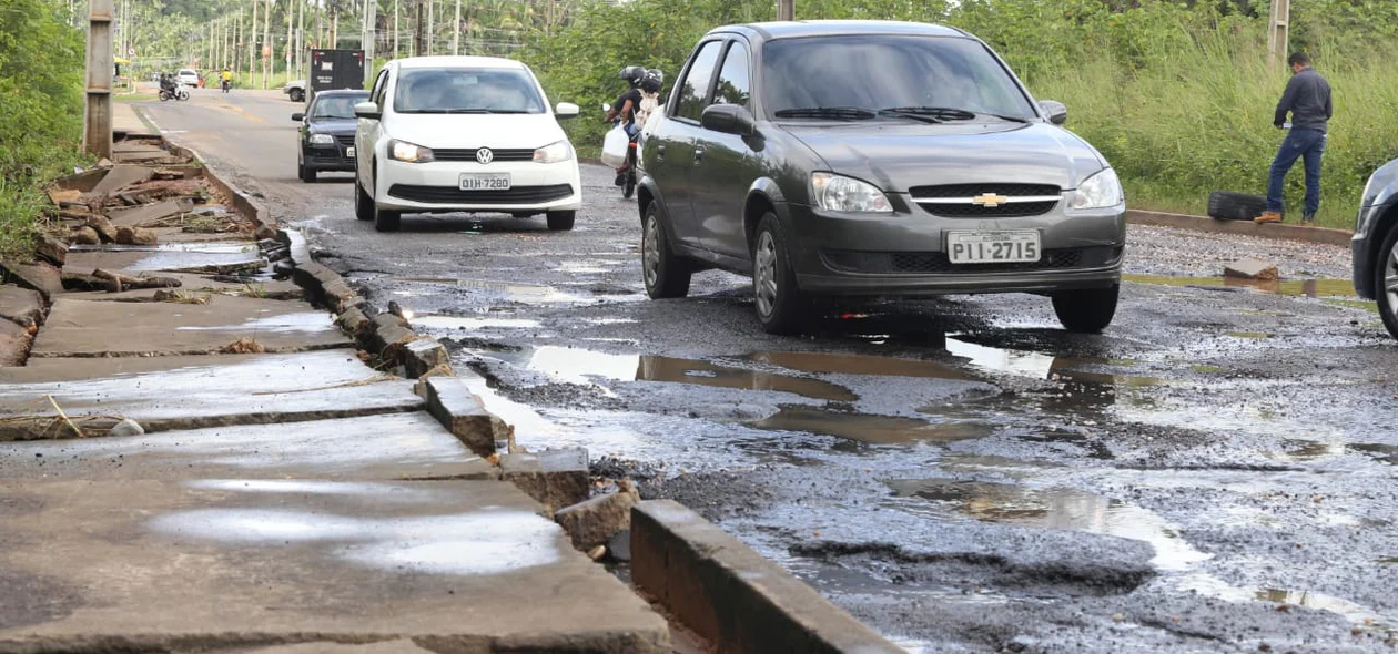 Carros tentando desviar dos buracos 