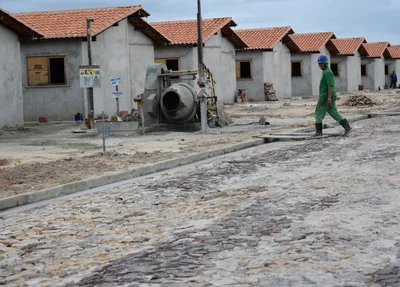 Casas sendo construídas 