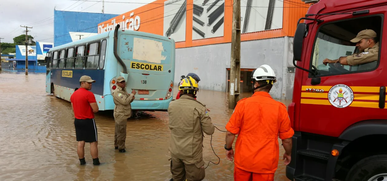 Corpo de Bombeiros foi acionado para remover as crianças do ônibus escolar
