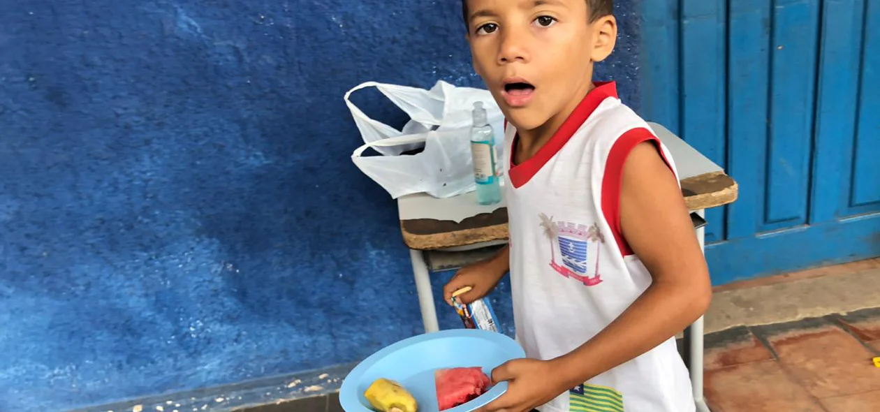 Criança lanchando