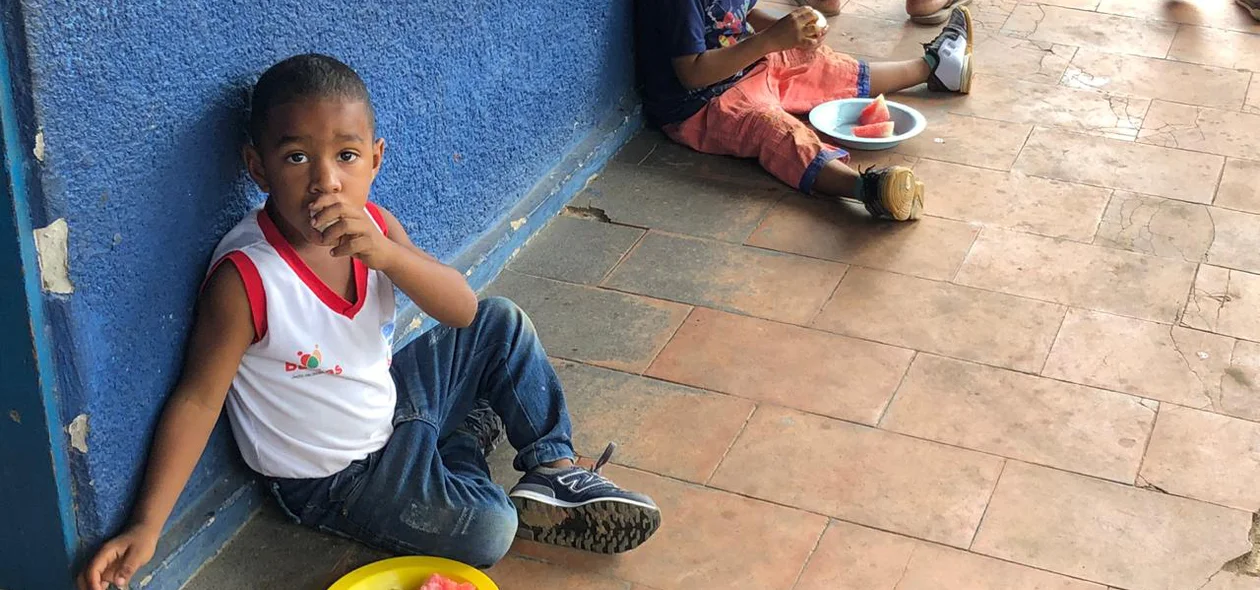 Crianças lanchando