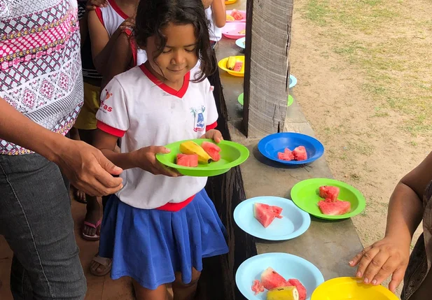 Crianças recebem pedaço de melancia como lanche em Barras