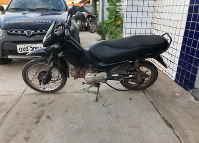 Motocicleta apreendida com a dupla