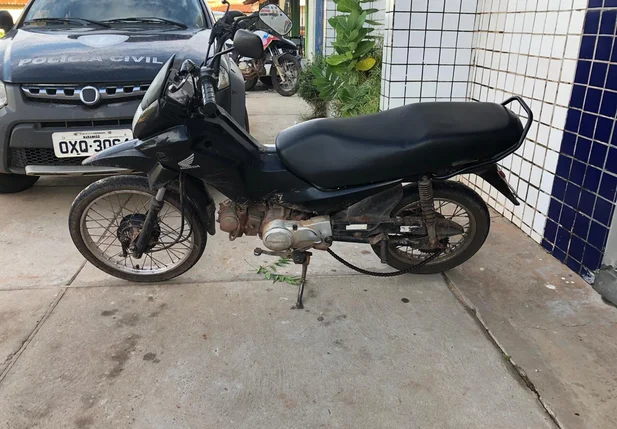 Motocicleta apreendida com a dupla
