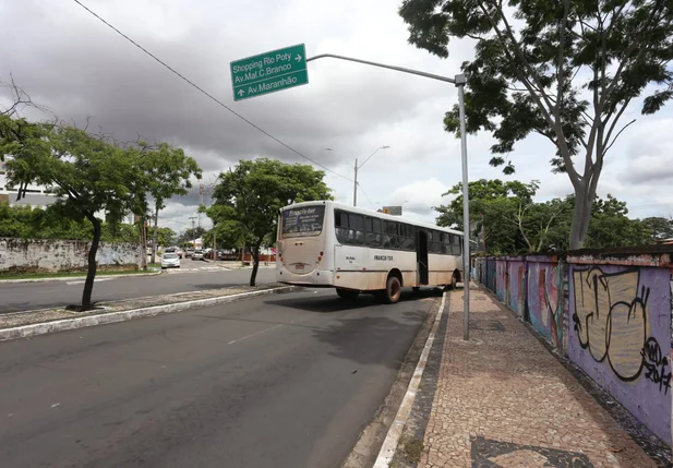 Motorista perde controle de ônibus na Avenida Miguel Rosa 
