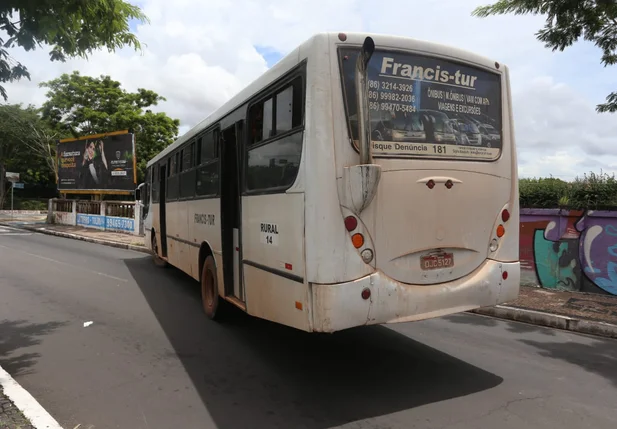 O ônibus faz linha para zona rural 