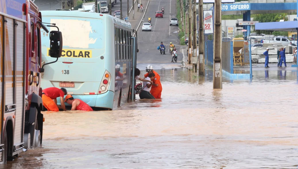 Ônibus com 40 crianças fica ilhado na Avenida Joaquim Nelson