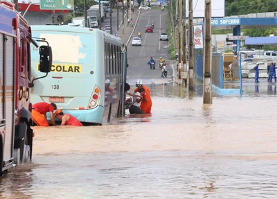 Ônibus com 40 crianças fica ilhado na Avenida Joaquim Nelson