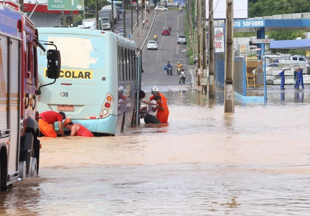 Ônibus com 40 crianças fica ilhado na Avenida Joaquim Nelson