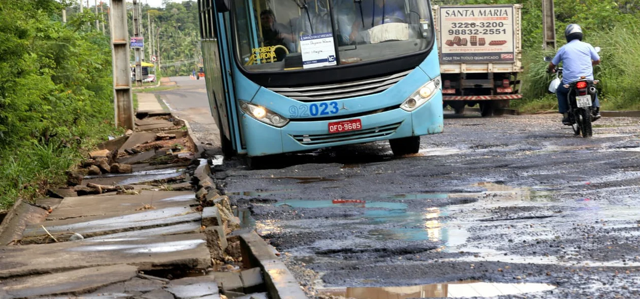 Ônibus escolar com dificuldades de passar pelo local