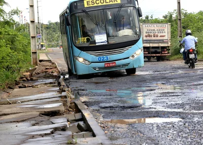 Ônibus escolar com dificuldades de passar pelo local