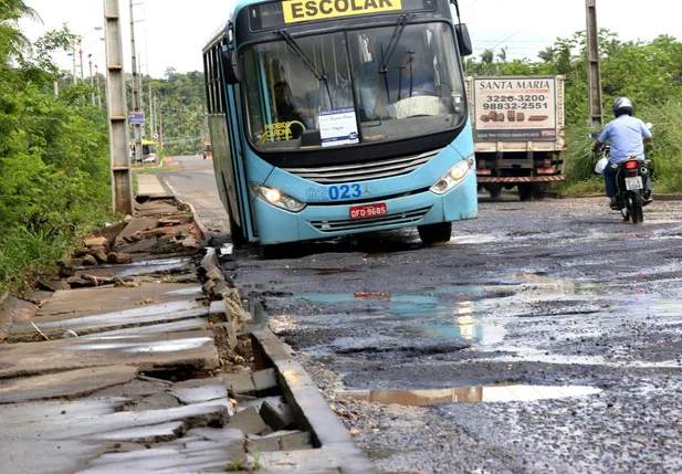 Ônibus escolar com dificuldades de passar pelo local