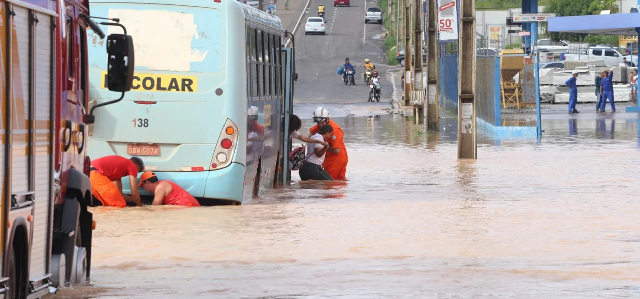 Ônibus escolar ilhado