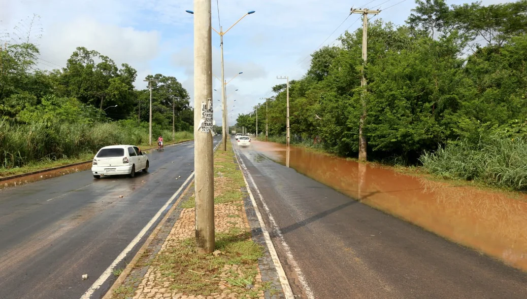 Parte da avenida ficou alagada