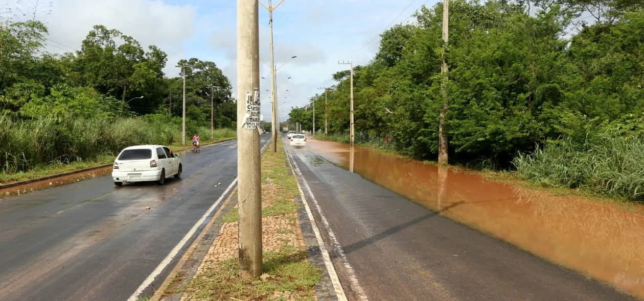 Parte da avenida ficou alagada
