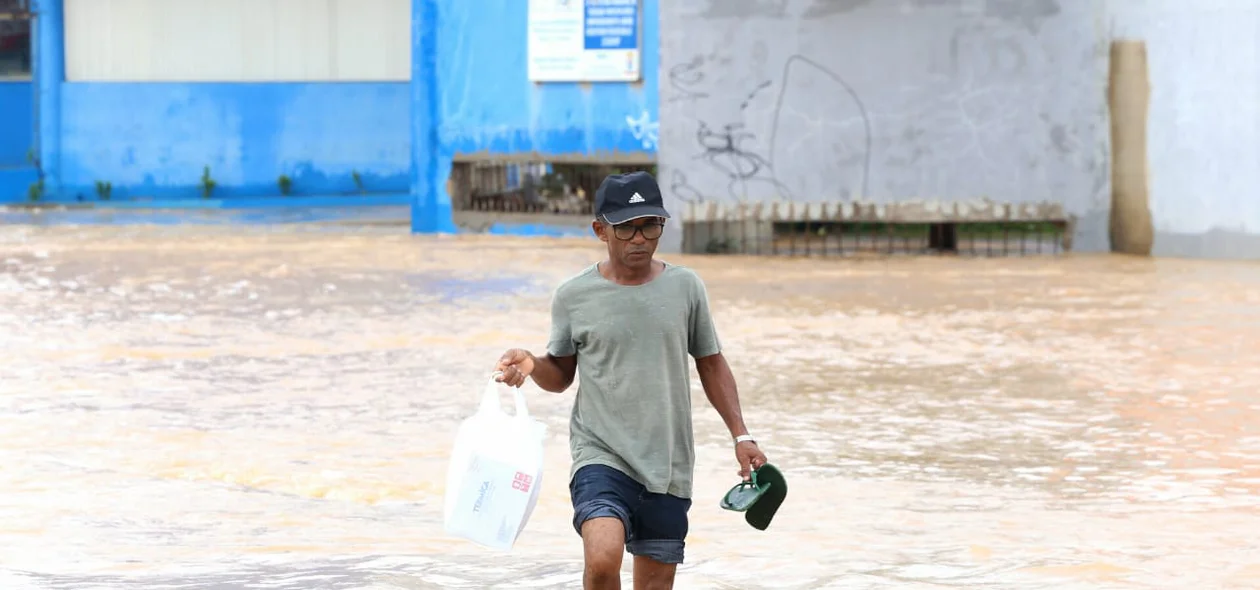 Pedestre arrisca passar pela Avenida Joaquim Nelson