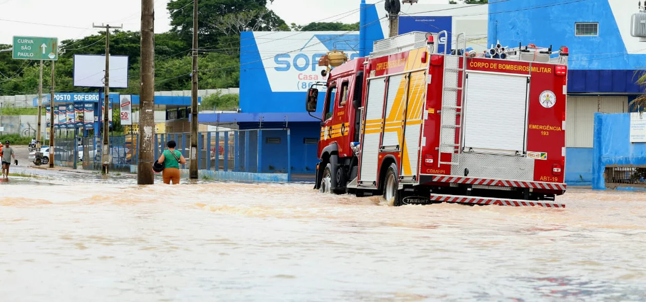 Viatura do Corpo de Bombeiros chega ao local onde ônibus estava ilhado
