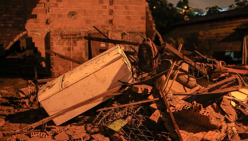 Casas destruídas no Parque Rodoviário