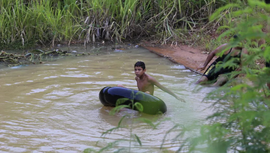 Criança banhando na lagoa