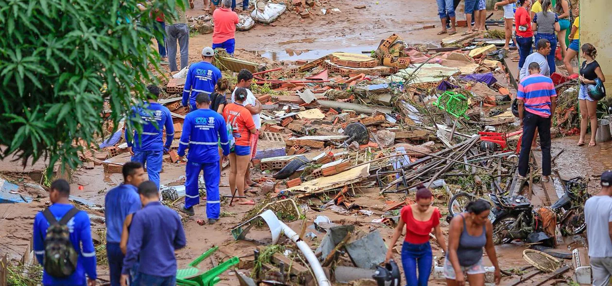 Destruição no Parque Rodoviário após enxurrada