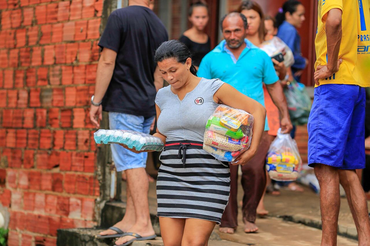 Donativos arrecadados às vítimas da tragédia no Parque Rodoviário.