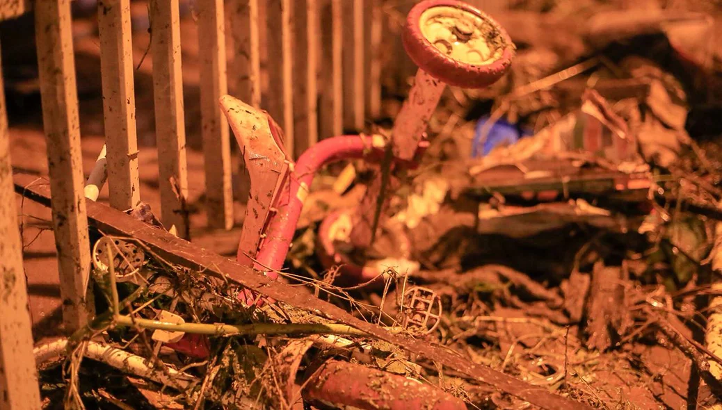 Enxurrada deixa mortos e destrói casas em Teresina