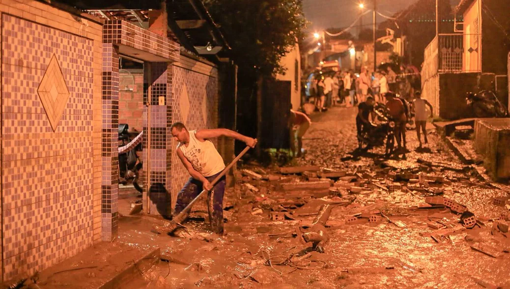 Enxurrada deixa mortos e destrói casas no Parque Rodoviário