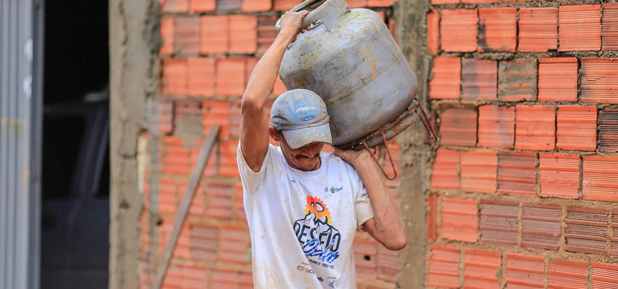 Morador tenta salvar o que for possível após enxurrada no Corpo de Bombeiros