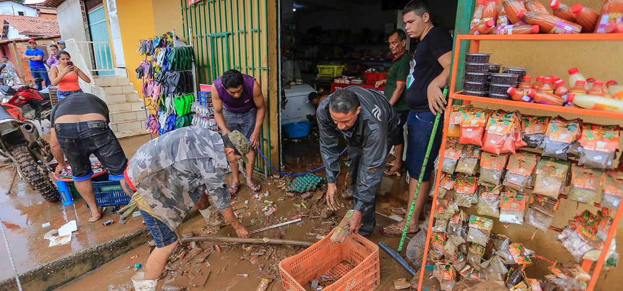 Moradores tiram muita lama de estabelecimento comercial após enxurrada no Parque Rodoviário