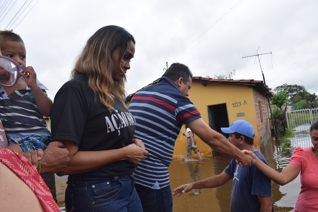 Prefeito Ribinha presta apoio as famílias