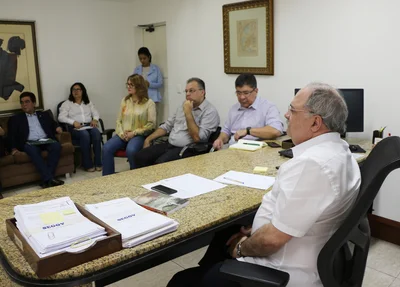 Reunião de emergência no Palácio de Karnak