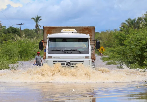 Rio Poti invade Povoado Boquinha