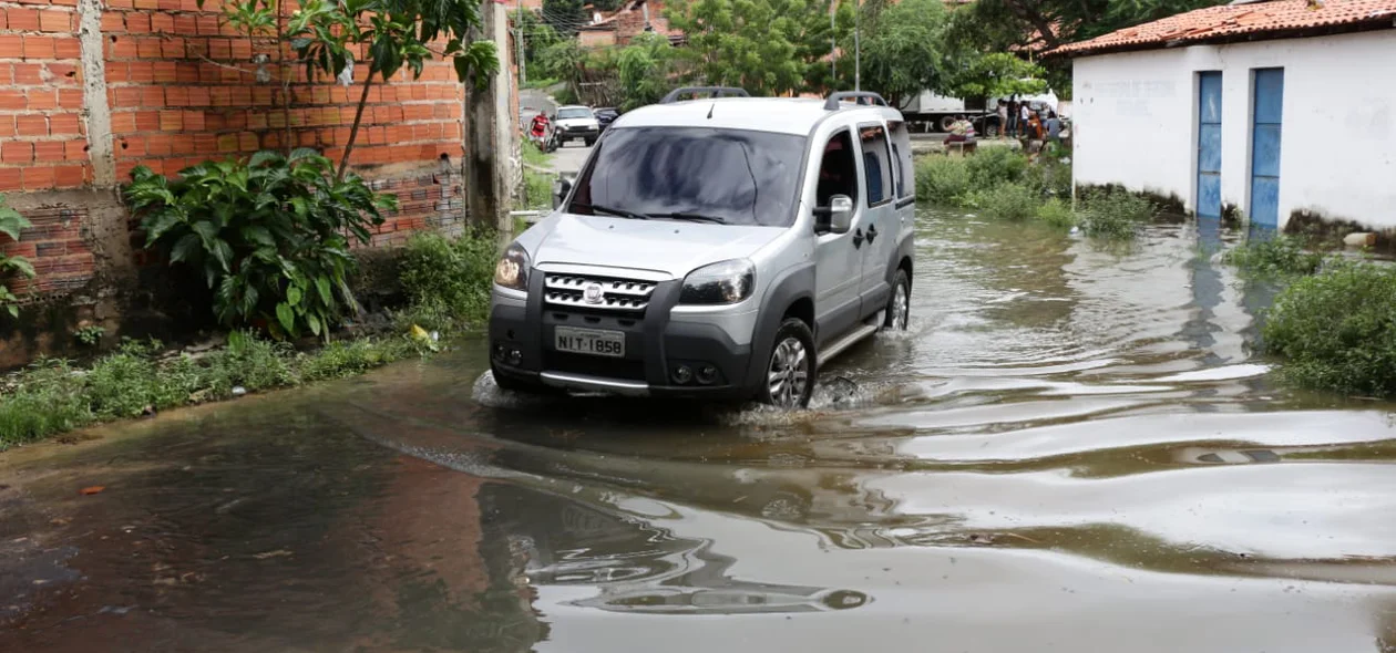 Carro passa com dificuldade no bairro Água Mineral 