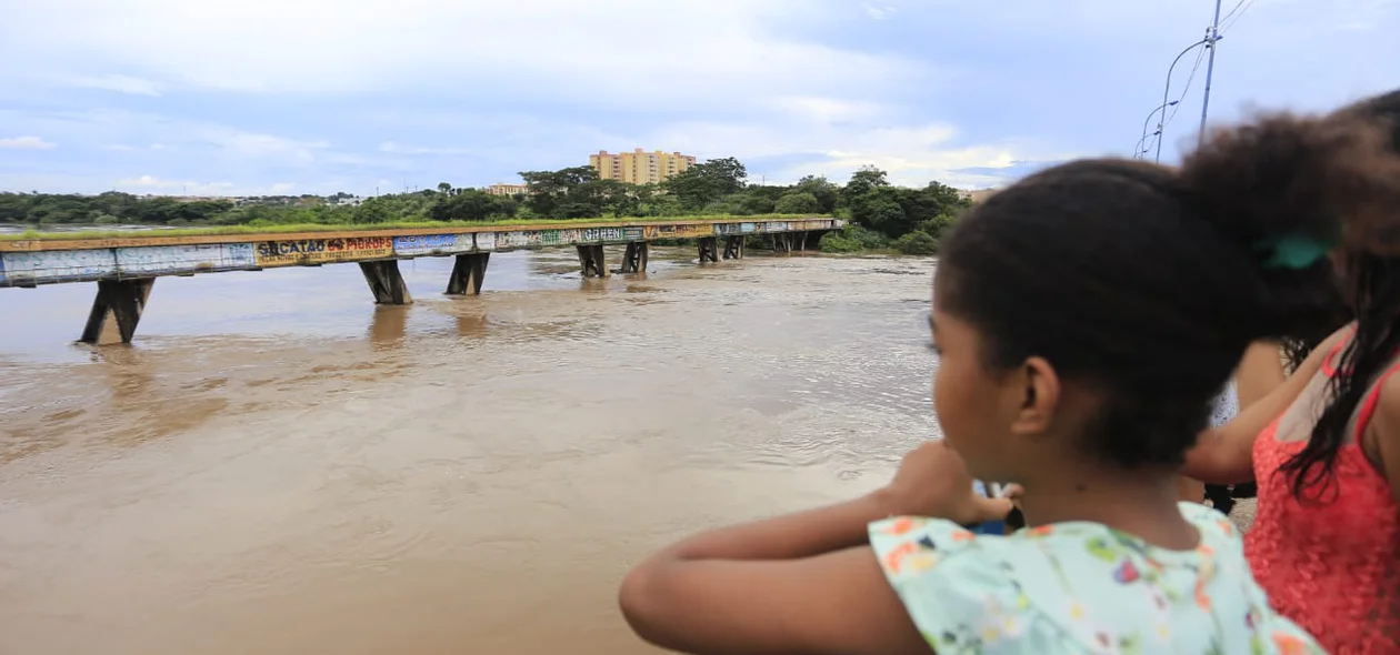 Criança observa grande volume de água do Rio Poti