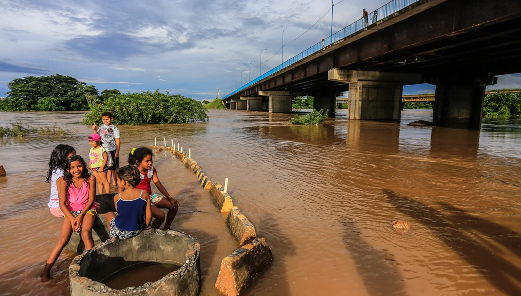 Crianças brincando no rio 