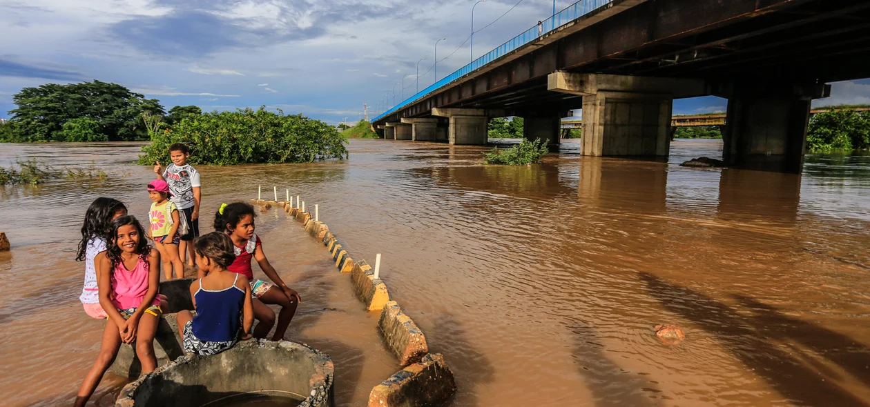 Crianças brincando no rio 