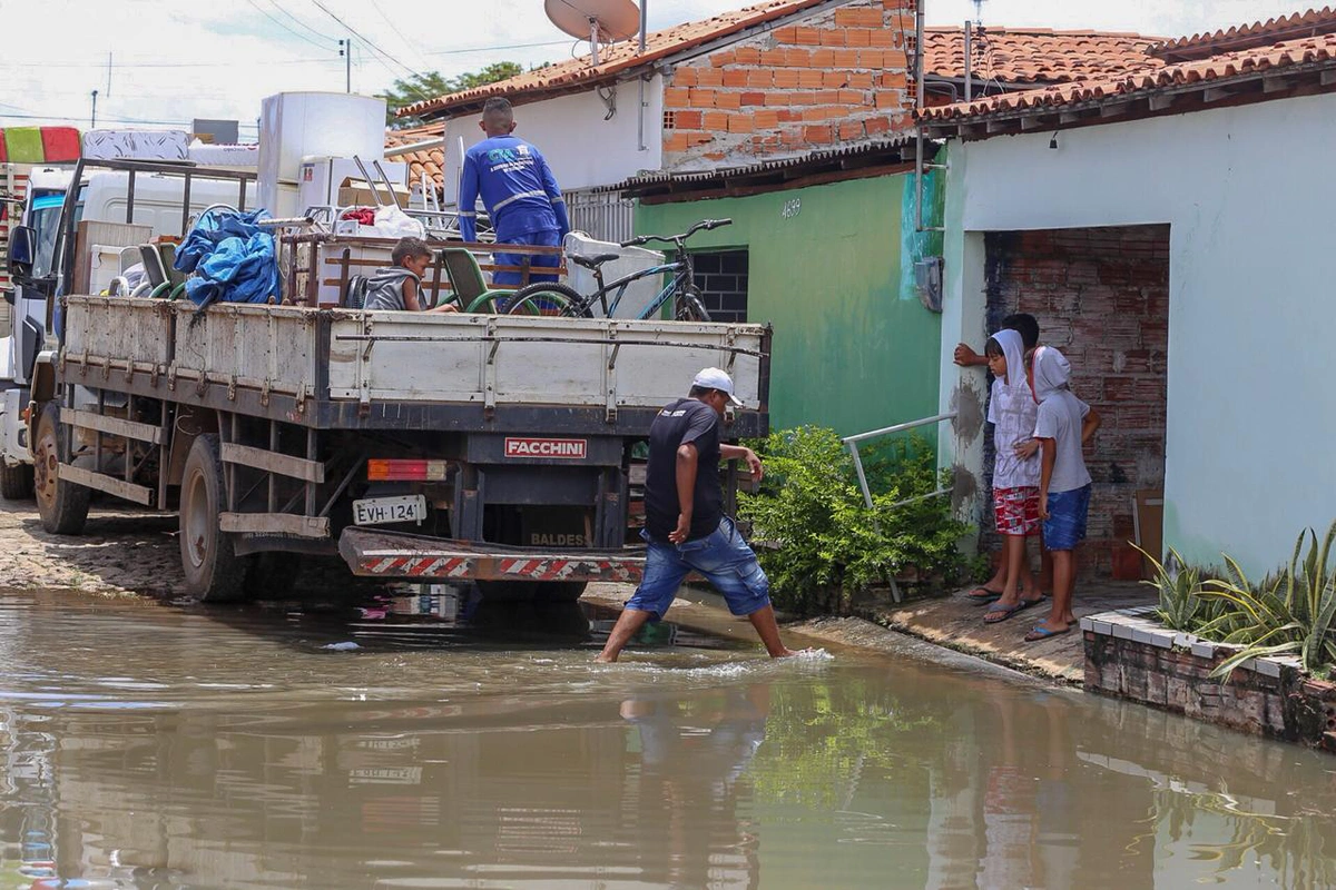 Famílias desabrigadas no loteamento Vila Verde