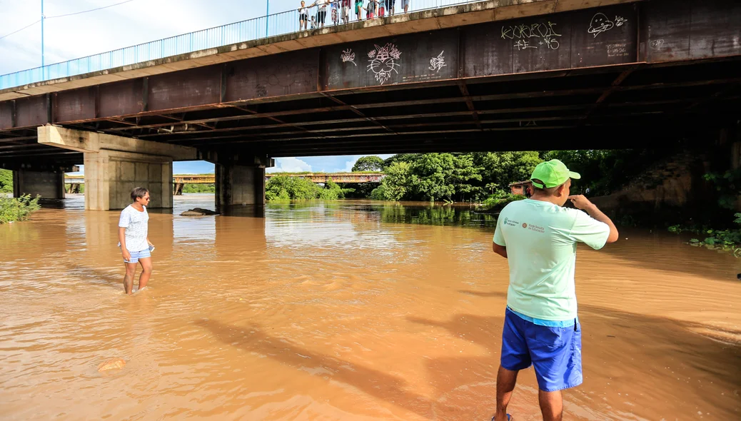 Moradores tomando banho no rio