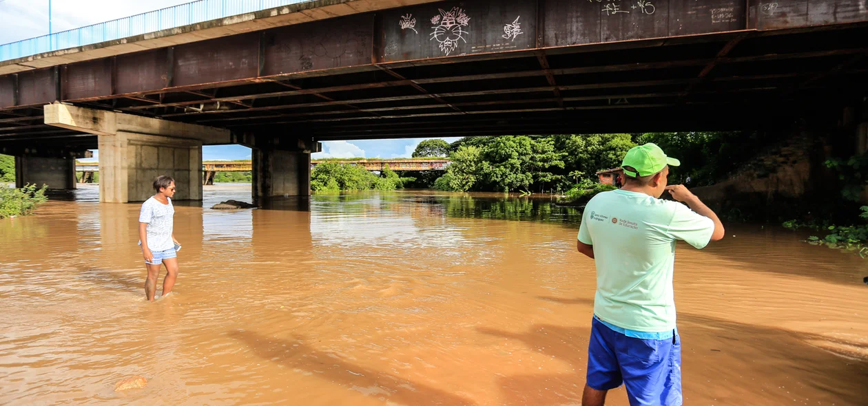 Moradores tomando banho no rio