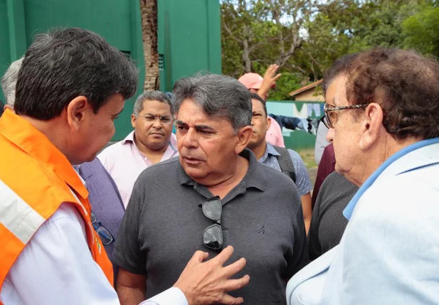 Wellington Dias visita desabrigados pelas chuvas em Parnaíba 