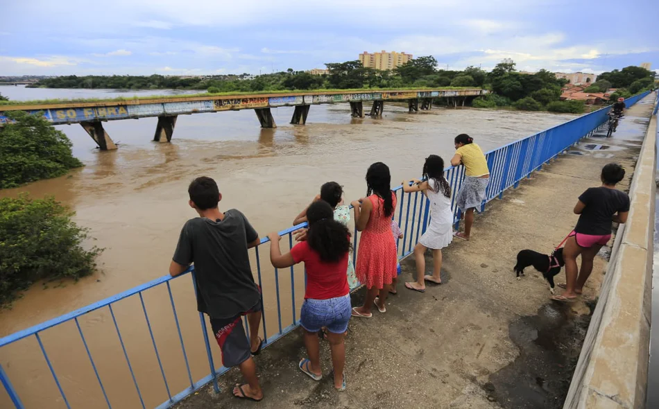 Populares observam Rio Poti na Ponte Wall Ferraz 