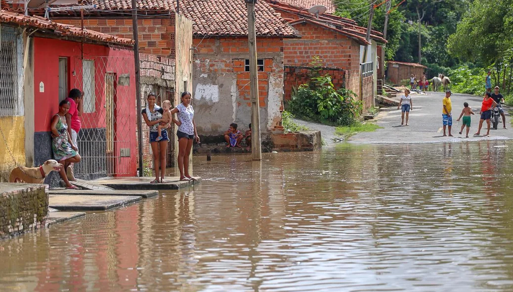 Rio Poti começa a invadir ruas em Teresina 