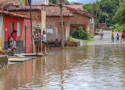 Rio Poti começa a invadir ruas em Teresina 