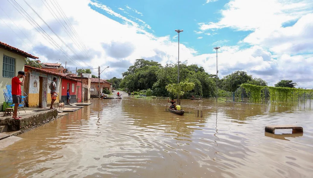 Rio Poti invade ruas na zona norte de Teresina 