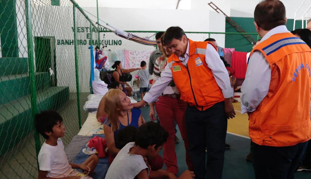 Wellington Dias visita famílias desalojadas em Parnaíba