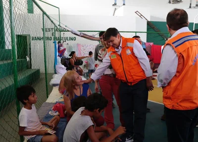 Wellington Dias visita famílias desalojadas em Parnaíba
