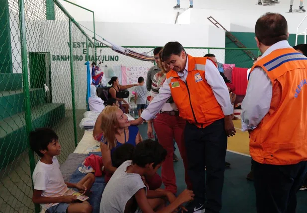 Wellington Dias visita famílias desalojadas em Parnaíba