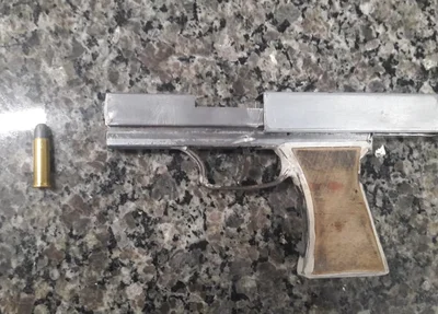 Arma e munição apreendidas